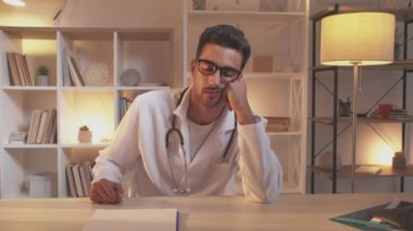 Sıkı eğitim, yorgun adam staj eğitimi.