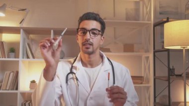 Tıbbi destek erkek doktor video danışmanlığı