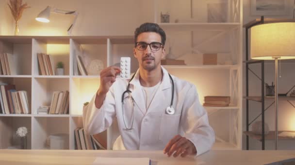 処方箋を受け取る男性医師オンラインサポート — ストック動画