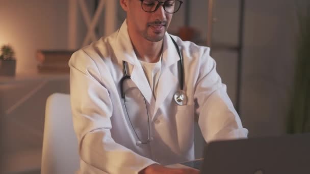 Doctor dissertatie working man science research — Stockvideo