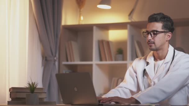 Працюючий чоловік лікар онлайн комунікація цифровий — стокове відео