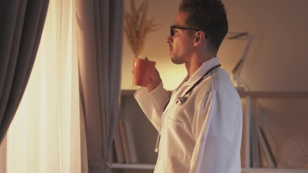 Pausa caffè medico di sesso maschile riposo bello calma — Video Stock