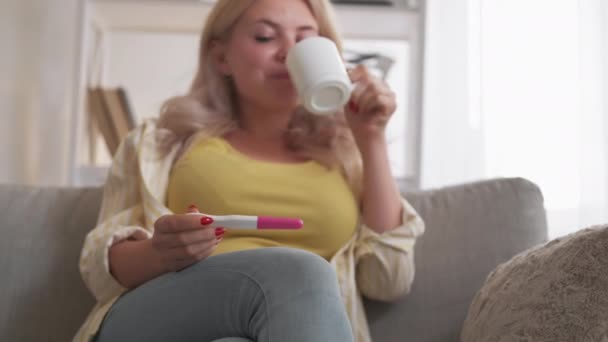 Щаслива вагітність задоволена жінка насолоджується моментом — стокове відео