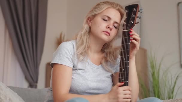 Ztracená múza rozrušená žena kytara hraje zasněný — Stock video
