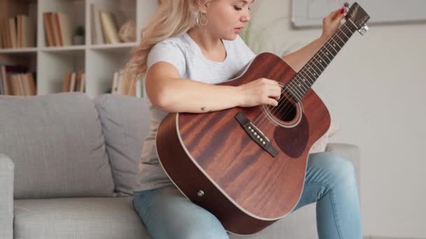 Гитарист вдохновил женщину любимое хобби довольно — стоковое видео