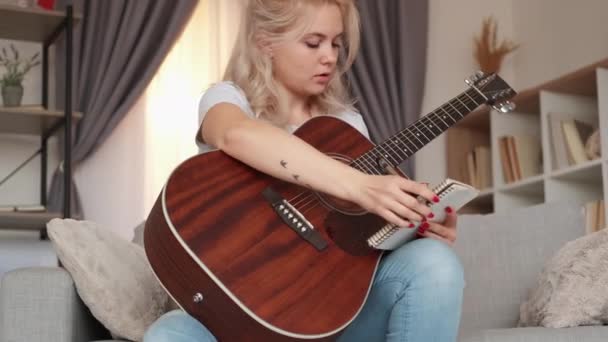 Сочинение музыки вдохновило женщину найти музу красивой — стоковое видео