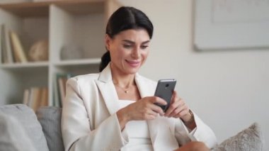 Hoş bir iletişim zarif kadın cep telefonu