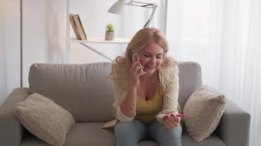 Mutlu hamile kadın mobil iletişimi iyi.