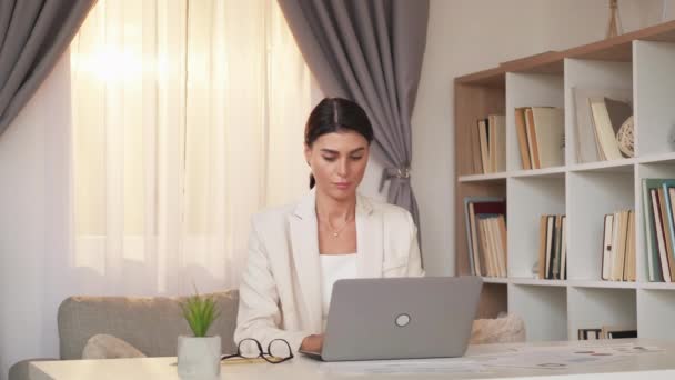 ビジネスプロジェクトエレガントな女性仕上げの仕事 — ストック動画