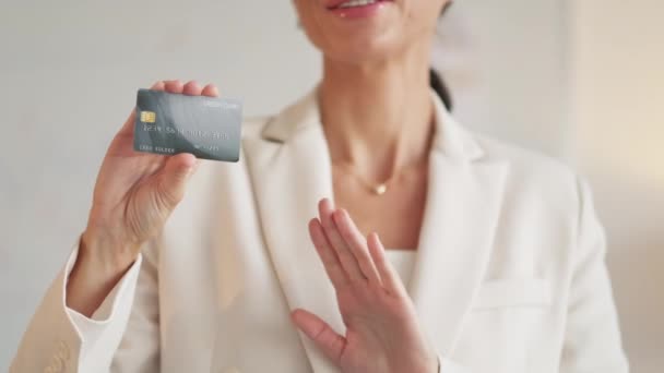 Pagamento de crédito tarifa bancária representativa feminina — Vídeo de Stock