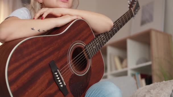 Muzikale muze dromerige vrouw romantisch stemming — Stockvideo