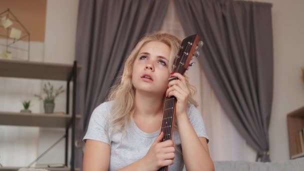 Романтическая страдать мечтательный женщина музыкальное вдохновение — стоковое видео