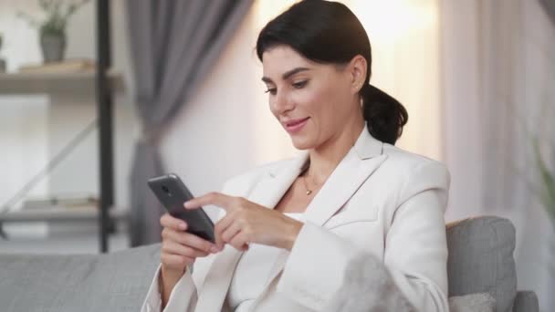Happy woman mobile chatting virtual communication — Stock Video
