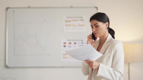 Problema solución mujer jefe de comunicación móvil — Vídeos de Stock