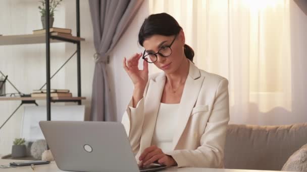 Trabajo acabado mujer cansada éxito de negocios elegante — Vídeo de stock