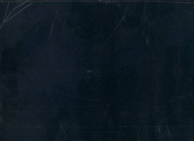 Siyah tozlu tabakalı, kumlu film dokusu beyazlamış.