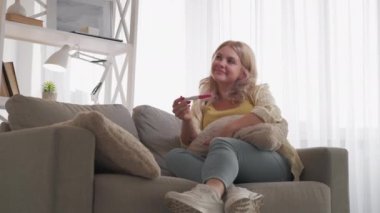 Mutlu annelik ilham verici kadın anın tadını çıkarıyor.