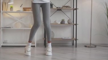 Evde dans eden neşeli kadın, neşeli ruh hali, tasasız.