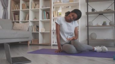 Çevrimiçi yoga eğitmeni egzersiz sınıfı kadın dizüstü bilgisayar