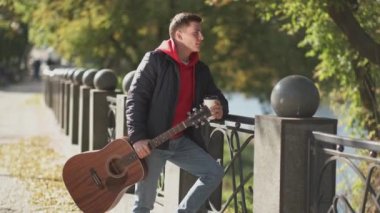 Açık havada kahve molası, gitar parkı sokağı.
