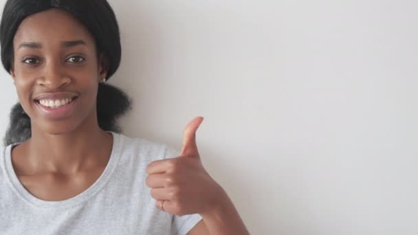ジェスチャー選択承認幸せな女性の親指アップ — ストック動画