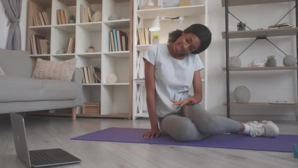Online yoga tränare workout klass kvinna laptop — Stockvideo