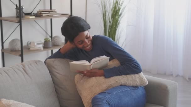 Читання жінки додому дозвілля розслабляюча книга диван — стокове відео