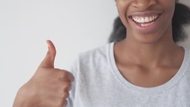 Hüvelykujj fel megállapodás aláírni boldog nő, mint a gesztus — Stock videók