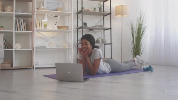 Video chat internet hívás laptop boldog nő otthon — Stock videók