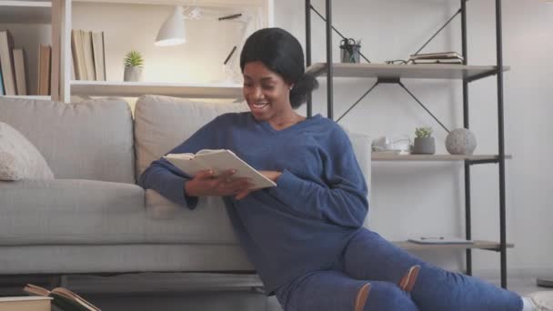 Casa leitura lazer livro interessante mulher feliz — Vídeo de Stock