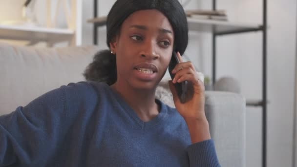 Mobil konversation gadget prata telefon kvinna samtal — Stockvideo