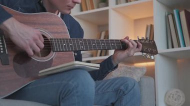 Gitarist müzik pratiği yapan adam.