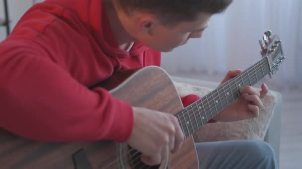 Gitarzysta muzyka edukacja człowiek strojenie kołki do domu — Wideo stockowe