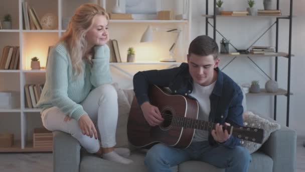Dom para wolny czas gitara śpiew szczęśliwy mężczyzna kobieta — Wideo stockowe