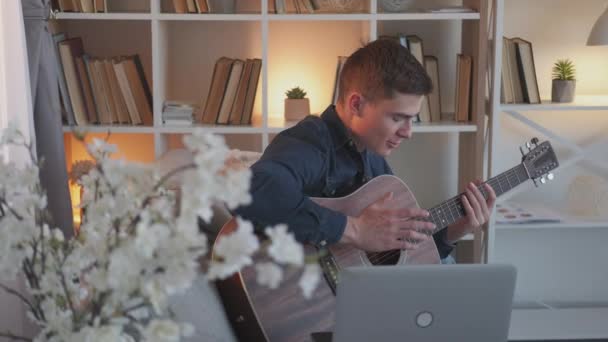 Online escola de música professor de guitarra homem laptop casa — Vídeo de Stock