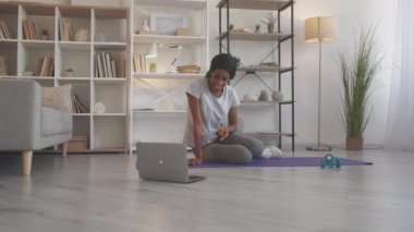 Uzaktan spor eğitmeni yoga çevrimiçi sıska kadın evde