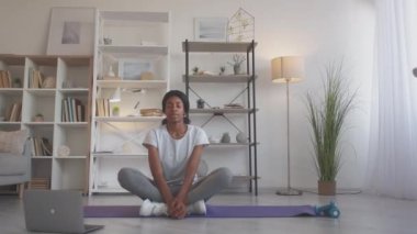 Sabah meditasyonu ev aktivitesi zayıf kadın yogası