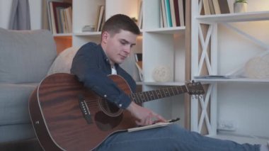 beste yapan besteci gitarist eve döndü.