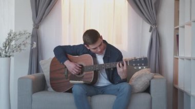 Gitar çalma, müzik öğrenme, insan akorları.