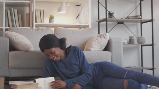 Leitura lazer atividade doméstica mulher livro relaxante — Vídeo de Stock