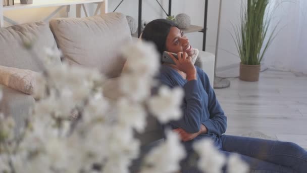 Τηλεφωνική συνομιλία γυναίκα κινητή επικοινωνία κλήση στο σπίτι — Αρχείο Βίντεο