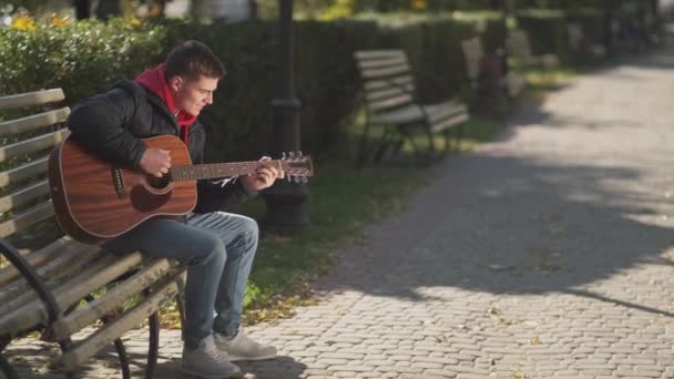Street performer gitár hobbi ember zenél — Stock videók