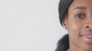 İyimser kadın mutlu portre dişli gülen yüz