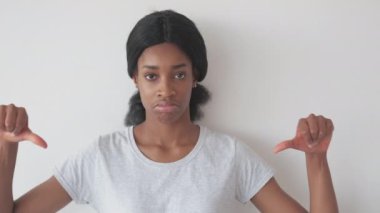 Onaylanmayan kadın elinin hoş karşılanmadığı bir hareket.