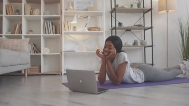 laptop video çağrısı İnternet iletişim kadını