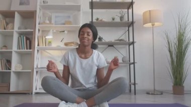 Favori şarkı Joy ev kadını dans pistinde