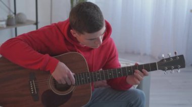 Gitar çalma alıştırması, erkek ayarlama raptiyeleri.