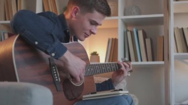 Gitarist, söz yazarı, eğlence adamı, müzik evi.
