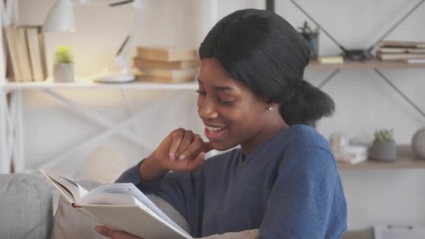 Читання хобі залишатися вдома жінка книга відпочинок диван — стокове відео