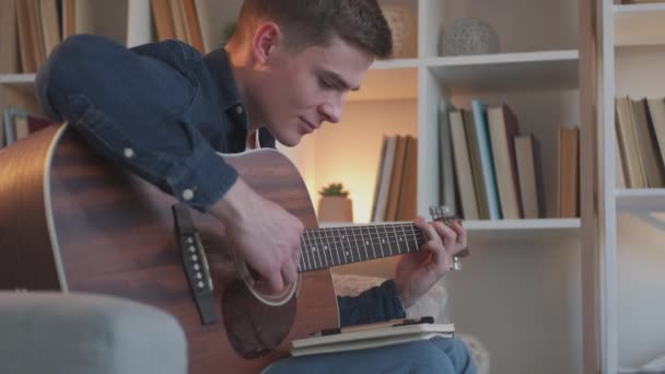 Guitare interprète songwriter loisir homme musique maison — Video